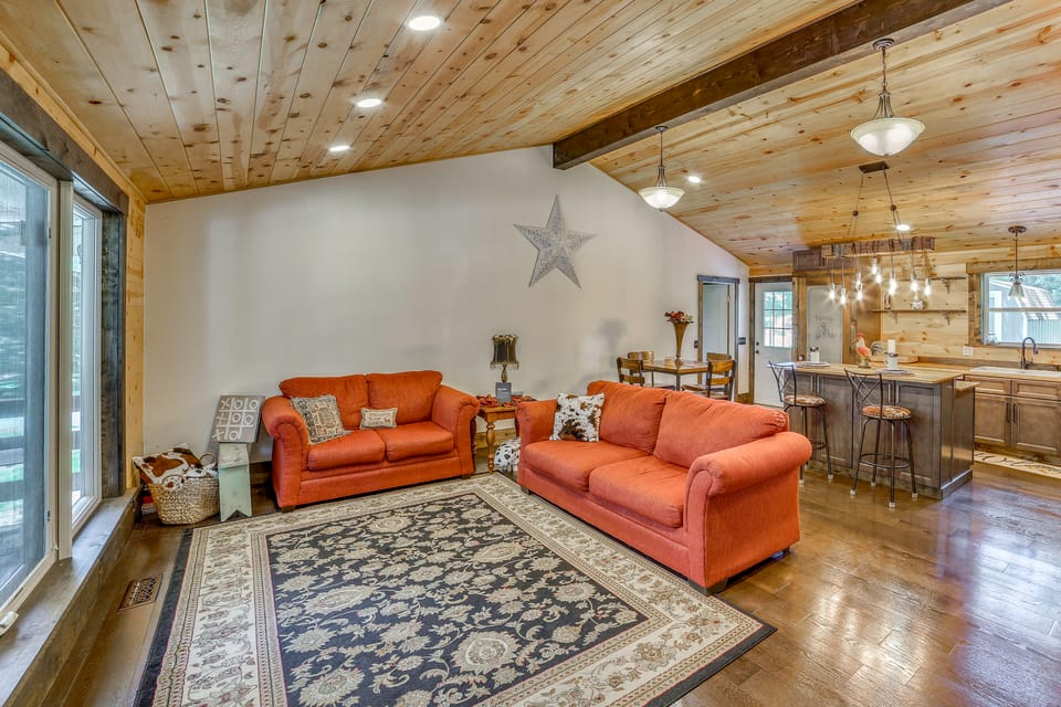 Great for Families! Woodsy Shell Knob Gem w/ Deck House in Table Rock Lake