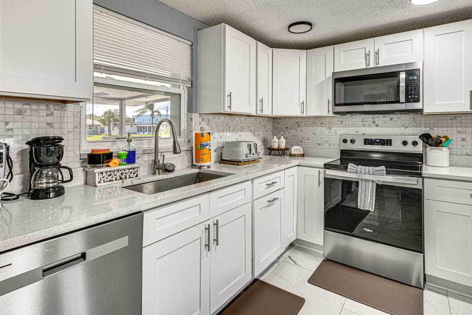 Canalfront Hudson Home w/ Hot Tub: 3 Mi to Beaches House in Hudson