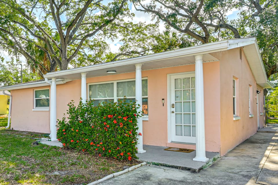 Walk to Sponge Docks! Bright Home w/ Yard House in Tarpon Springs