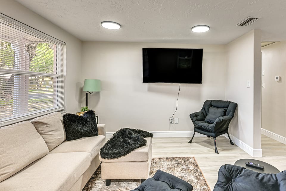 Walk to Sponge Docks! Bright Home w/ Yard House in Tarpon Springs