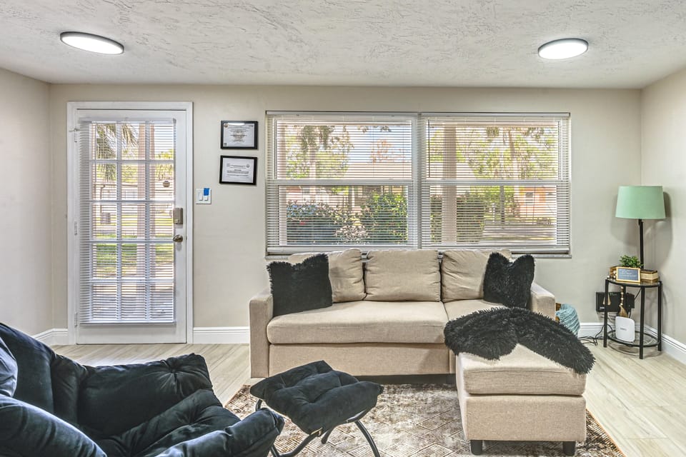 Walk to Sponge Docks! Bright Home w/ Yard House in Tarpon Springs