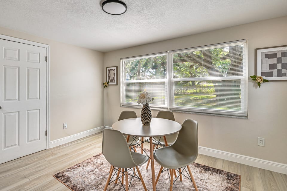 Walk to Sponge Docks! Bright Home w/ Yard House in Tarpon Springs