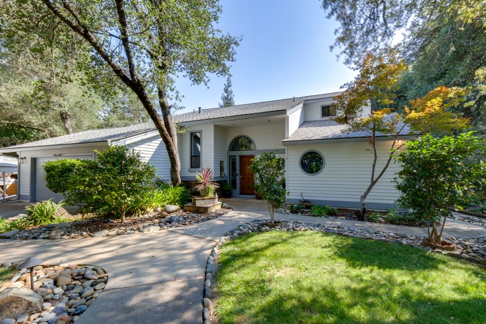 Creekside Hideaway in Auburn! 4BR Home w/ Pool House in Sierra Nevada