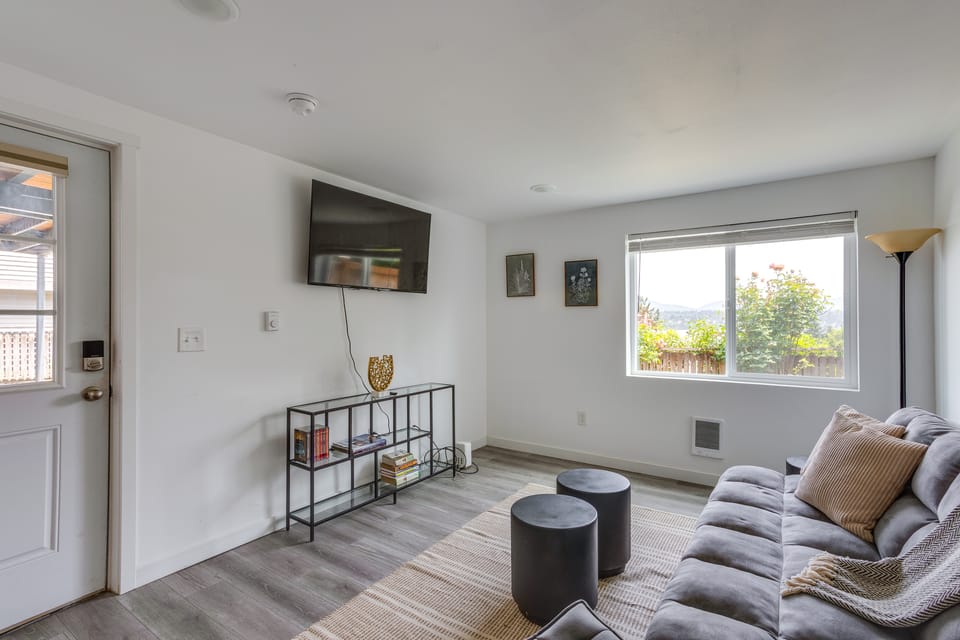 Explore Seattle & Lake Washington! Mtn-View Apt Apartment in Bryn Mawr-Skyway