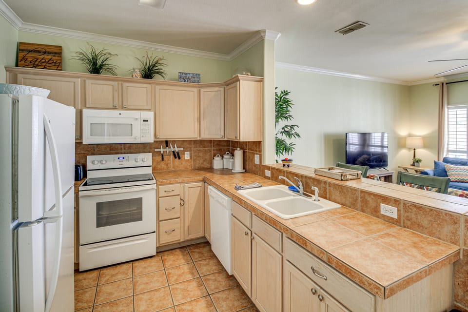 Walk to Whitecap Beach! Quiet Padre Island Retreat Apartment in North Padre Island