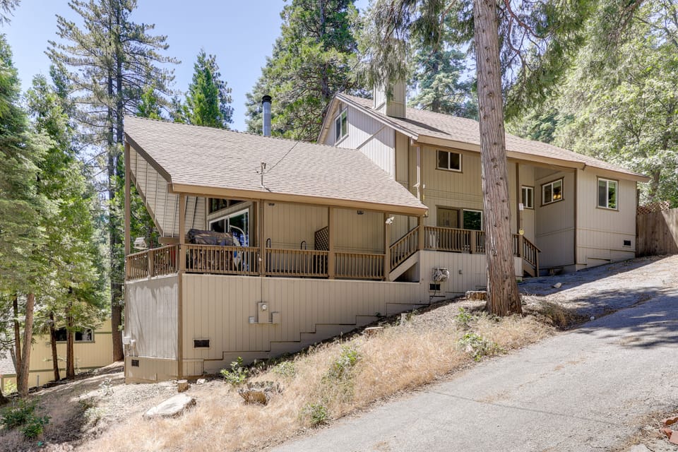 Hot Tub + Forest Views! Lake Arrowhead Cabin House in Lake Arrowhead