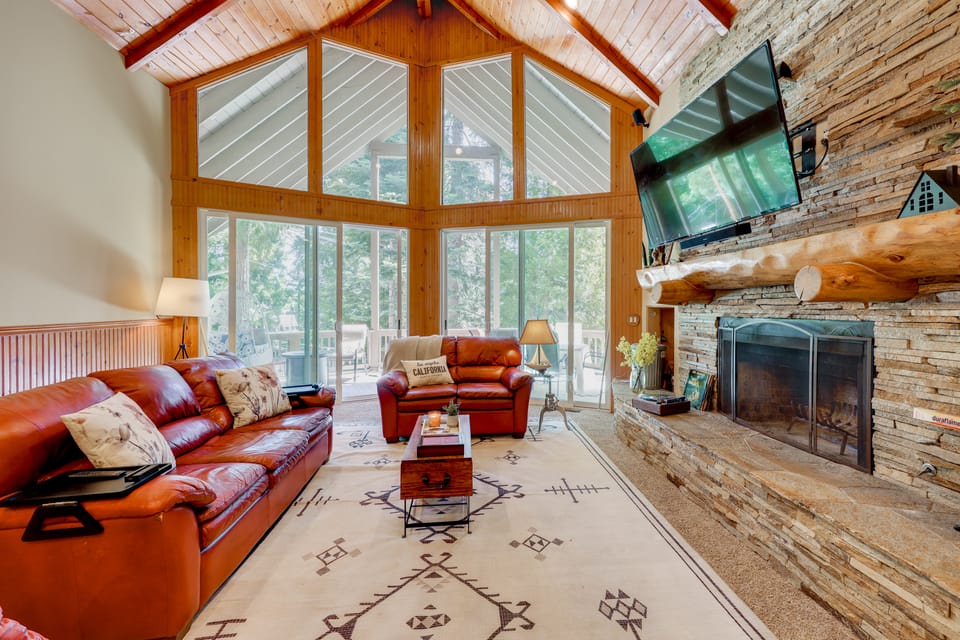 Hot Tub + Forest Views! Lake Arrowhead Cabin House in Lake Arrowhead