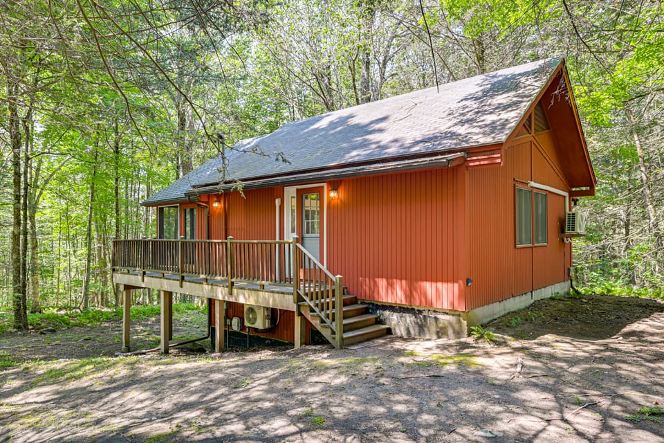 Screened Porch w/ Lake View! Tolland Family Haven House in Berkshires