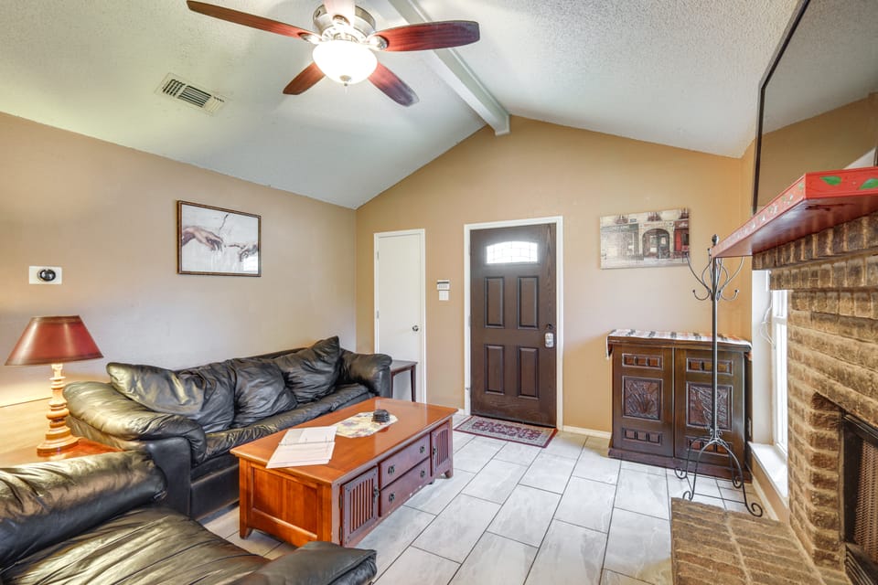 Walk to AT&T Stadium: 2-Unit Arlington Duplex! Apartment in Arlington