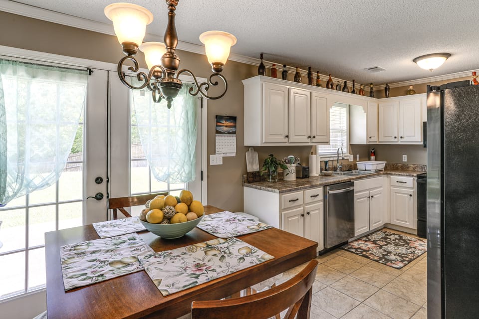 7 Mi to Ole Miss & The Square! Family Home w/ Yard House in Mississippi