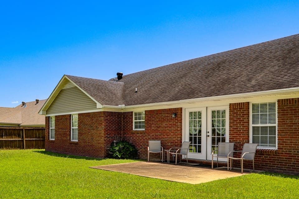 7 Mi to Ole Miss & The Square! Family Home w/ Yard House in Mississippi