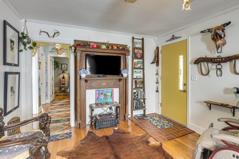 'NashVegas Getaway' w/ Hot Tub Near Broadway House in Nashville