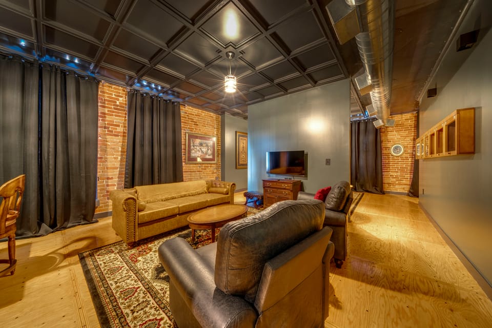 2 Vintage-Style Loft Apts: Walk to Dtwn Sedalia Apartment in Ozark Mountains