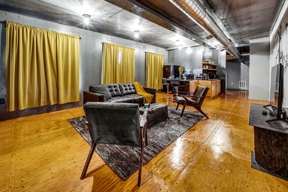 2 Vintage-Style Loft Apts: Walk to Dtwn Sedalia Apartment in Ozark Mountains