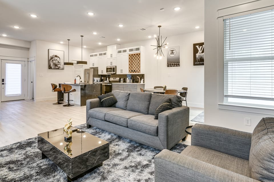 5 Mi to NRG Stadium! Family Escape w/ Fenced Yard Apartment in Harris County