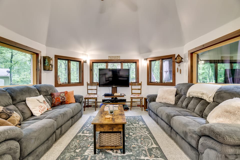 Game Room, Deck & Fire Pit! Pocono Mtn House House in Tunkhannock Township