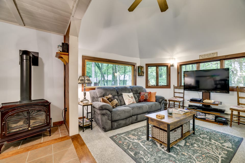 Game Room, Deck & Fire Pit! Pocono Mtn House House in Tunkhannock Township