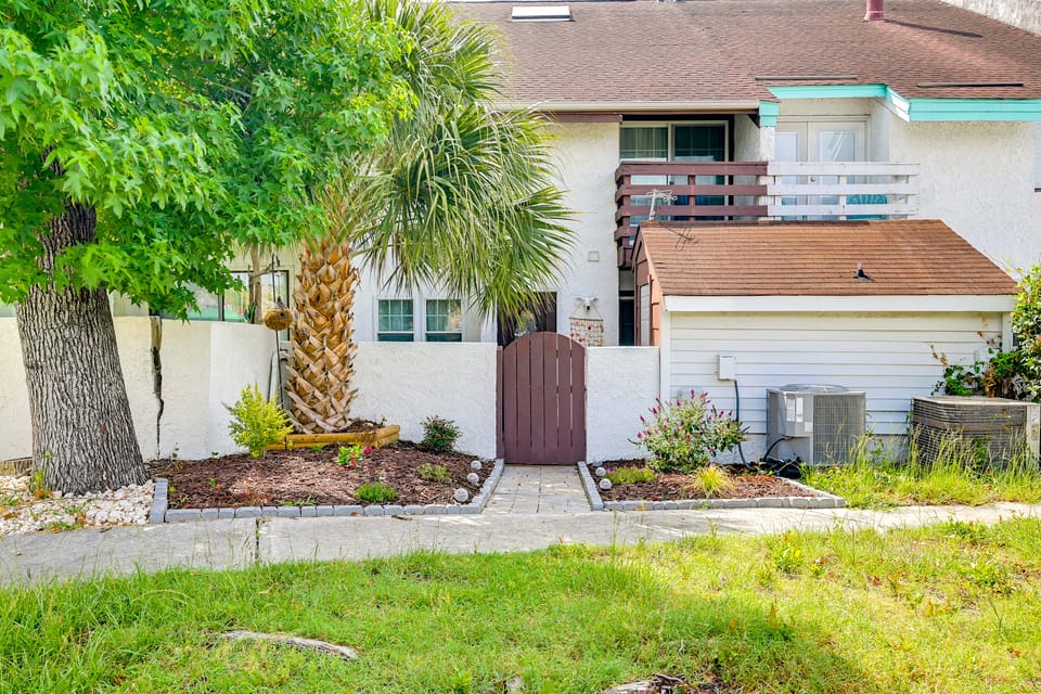 Walk to Beach & Bites: Myrtle Beach Family Condo Apartment in Myrtle Beach