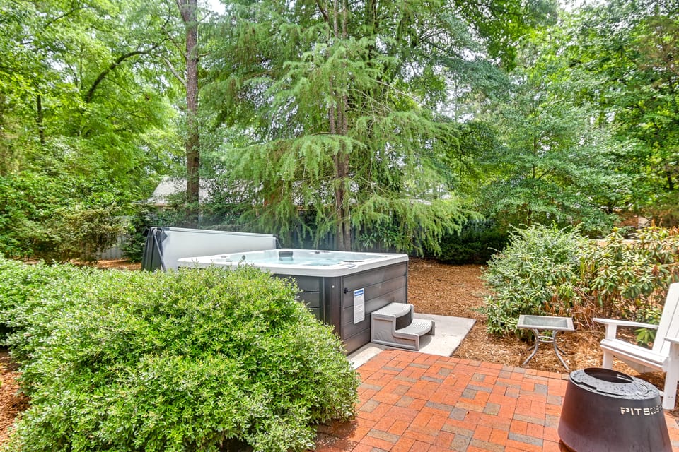 Walk to Golf! Relax with Hot Tub and Game Room! House in Pinehurst