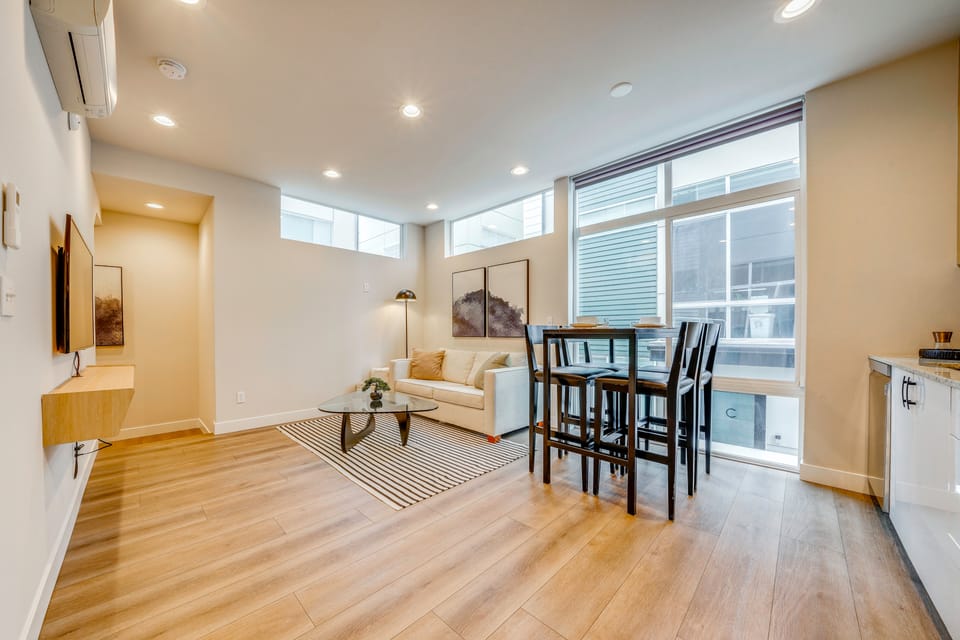 Rooftop Brews & Mtn Views: Central Seattle Gem Apartment in Seattle