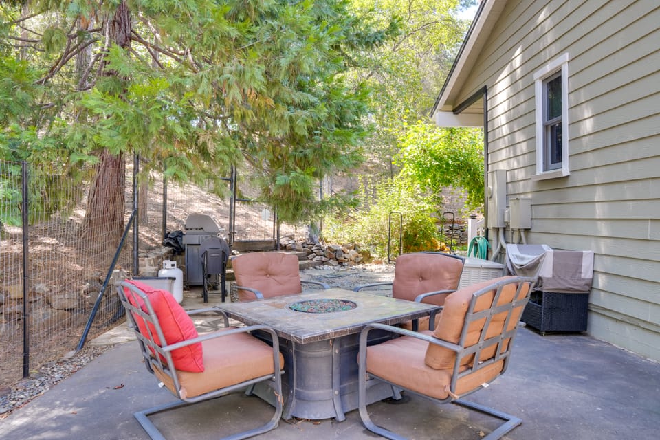 Private Pool & Fire Pit! Tuolumne Family Retreat House in Calaveras County