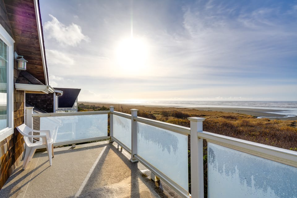 4BR/4BA Beachfront Retreat with Hot Tub and Sauna House in Moclips