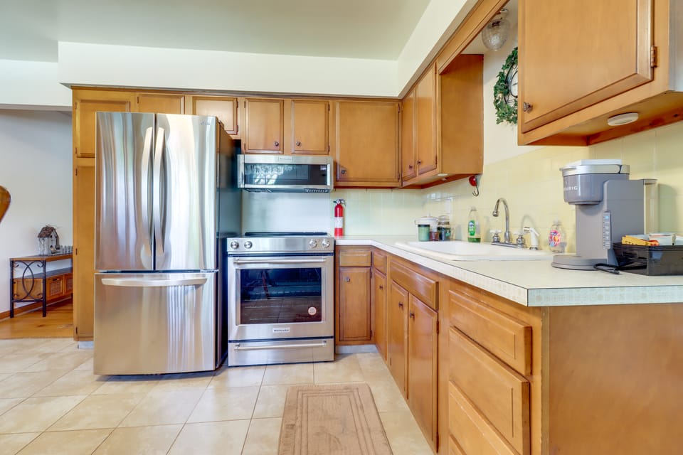 5 Mi to Lake Erie! Cozy Monroe Home & Private Yard House in Jerusalem Township