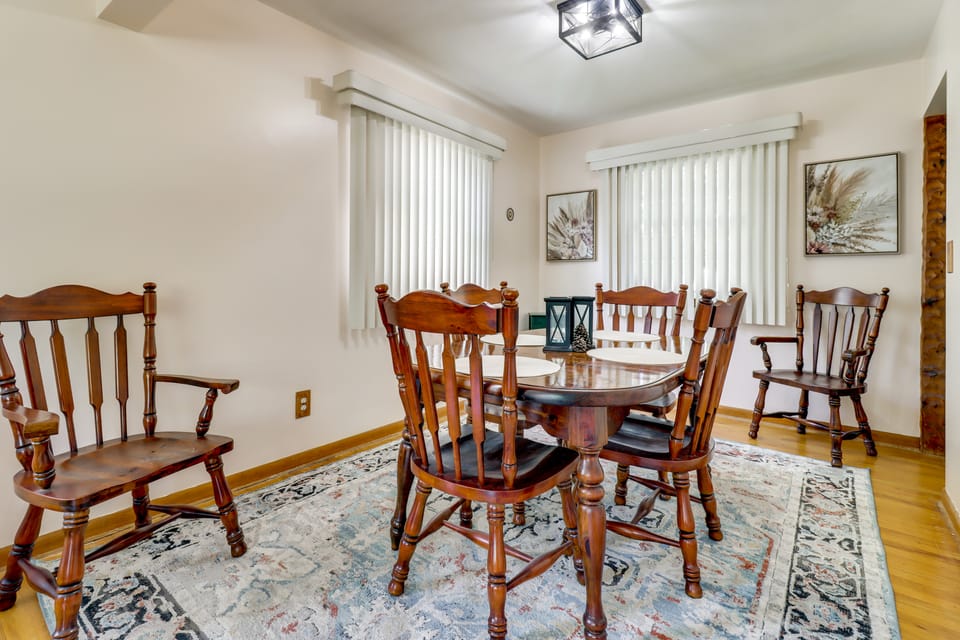 5 Mi to Lake Erie! Cozy Monroe Home & Private Yard House in Jerusalem Township