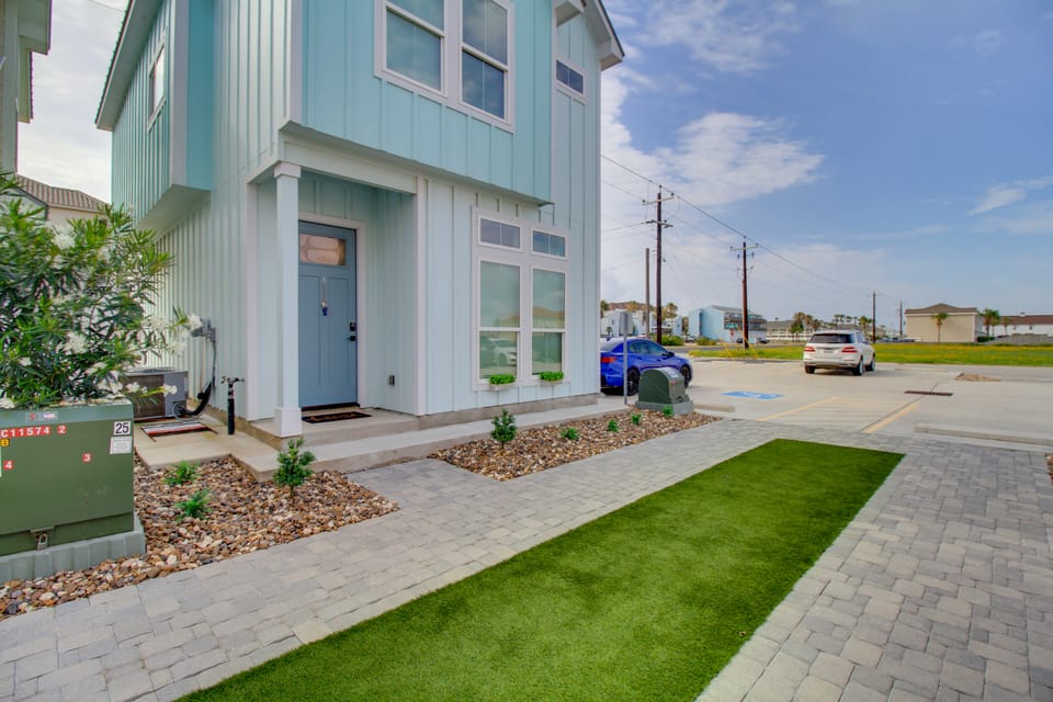 Walk to Beach! North Padre Home w/ Pool Access House in North Padre Island