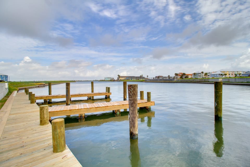 Walk to Beach & Pool Access! North Padre Retreat House in North Padre Island