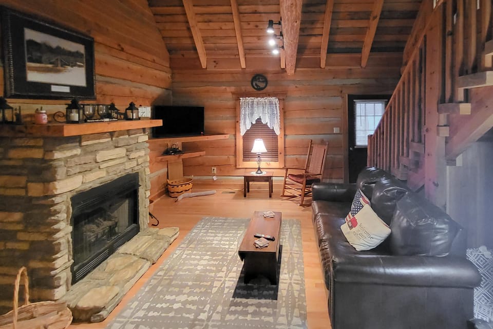 Gas Grill! Cabin Retreat, 2 Mi to Blue Ridge Pkwy House in Virginia
