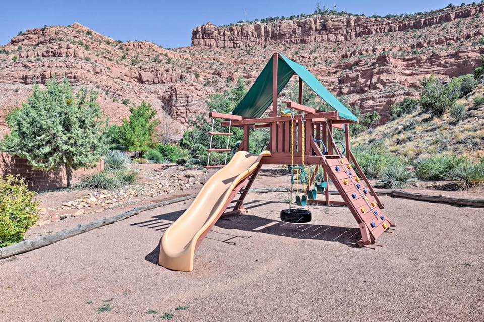 Red Rock Views, Pool Access! Zion Nat’l Park Base House in Kanab