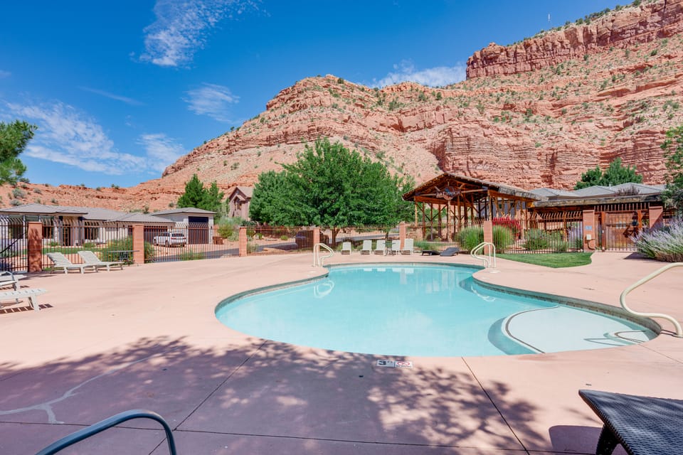 Red Rock Views, Pool Access! Zion Nat’l Park Base House in Kanab