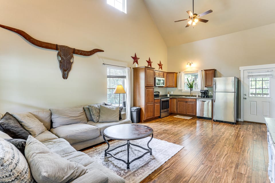 Fire Pit & Yard! Rayburn Country Resort Escape House in Texas