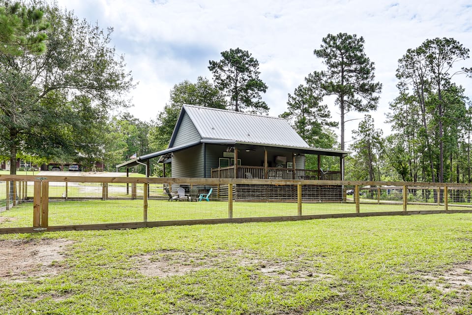 Fire Pit & Yard! Rayburn Country Resort Escape House in Texas