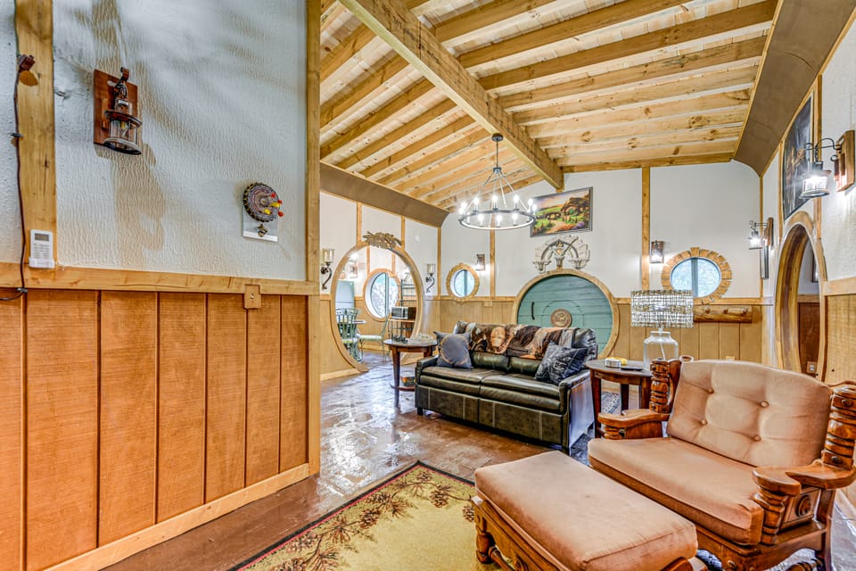 Hobbit House & Creekside Cabin on 6 Acres in Cosby House in Cosby