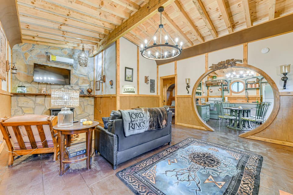 Hobbit House & Creekside Cabin on 6 Acres in Cosby House in Cosby
