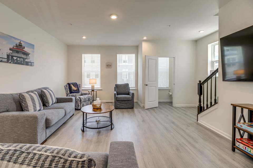 Walk to Cambridge Waterfront: Townhome w/ Deck Apartment in Cambridge