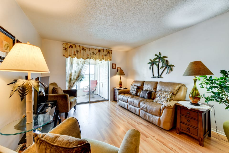 Pool Access! Monthly Bradenton Stay, 8 Mi to Beach Apartment in Bradenton