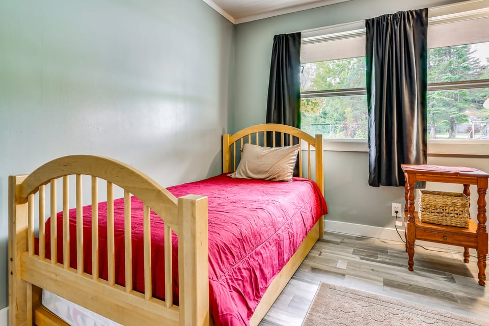 Walk to Main St & Schroon Lake! Cozy Upstate Gem Apartment in Schroon Lake