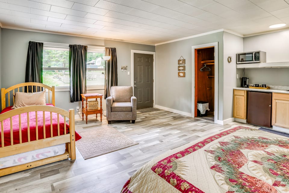 Walk to Main St & Schroon Lake! Cozy Upstate Gem Apartment in Schroon Lake