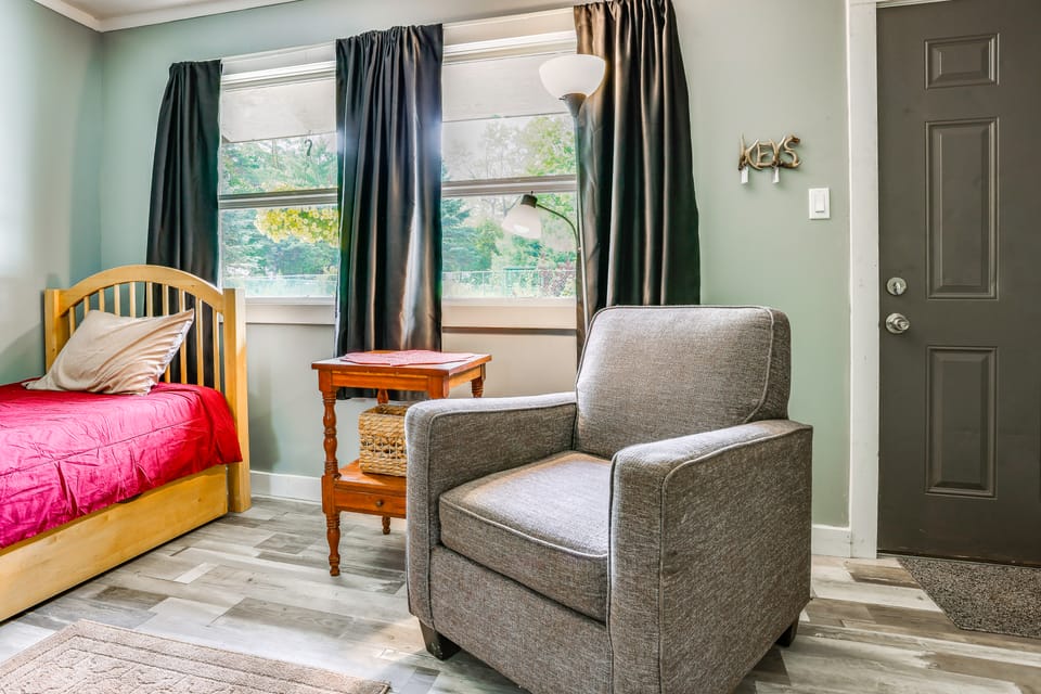 Walk to Main St & Schroon Lake! Cozy Upstate Gem Apartment in Schroon Lake