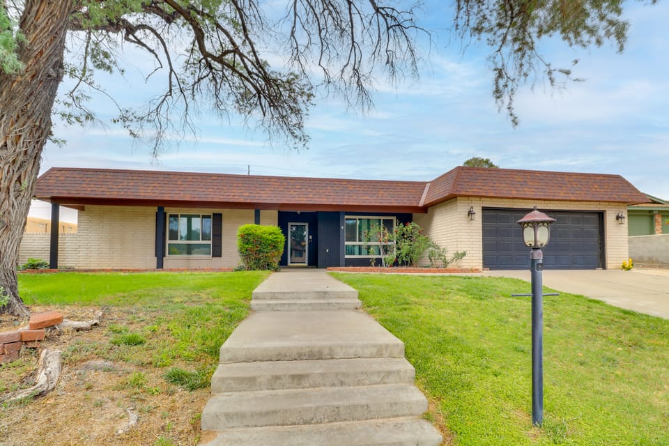 Chic 5BR, Yard, Mtn Views, Games 4 fun Family time House in Albuquerque