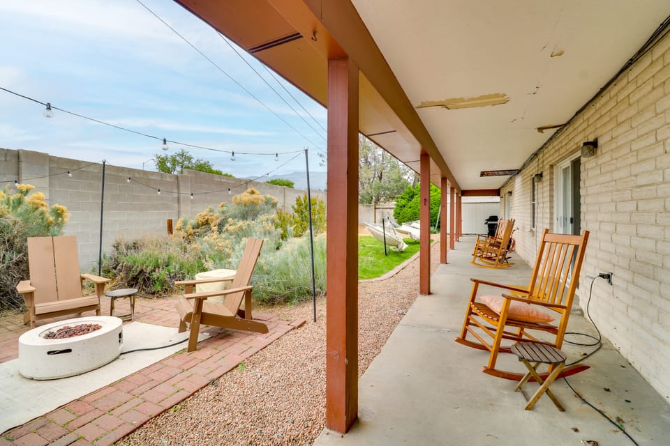 Chic 5BR, Yard, Mtn Views, Games 4 fun Family time House in Albuquerque
