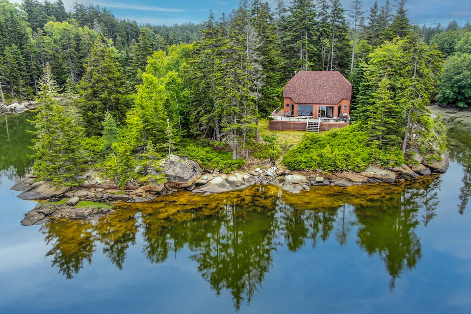 A True Escape: Island Sanctuary in Vinalhaven Cottage in North Haven