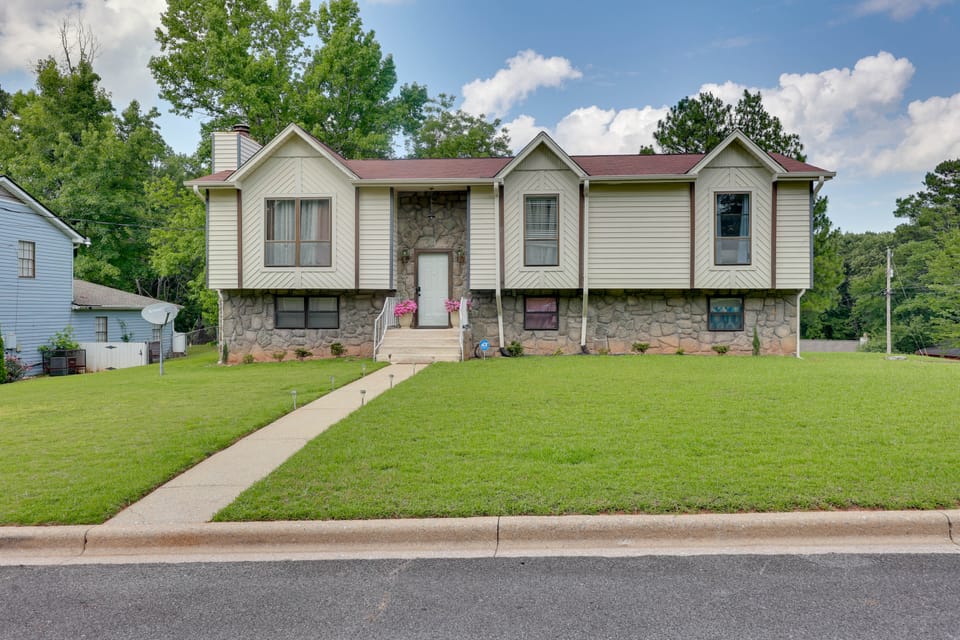 12 Mi to UAB: Birmingham Corner Hideaway w/ Deck House in Birmingham