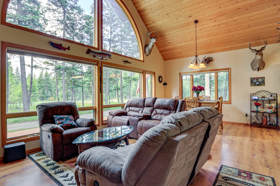 Hike & Expore! Montana Cabin Hideaway House in Idaho