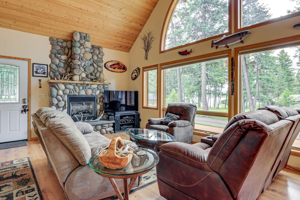 Hike & Expore! Montana Cabin Hideaway House in Idaho
