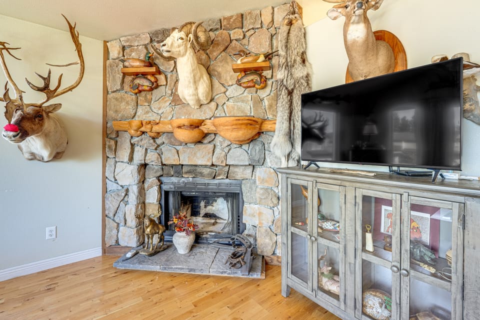 3 Mi to Alaska Zoo! Anchorage Adventure Basecamp House in Abbott Loop