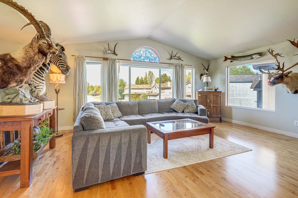 3 Mi to Alaska Zoo! Anchorage Adventure Basecamp House in Abbott Loop